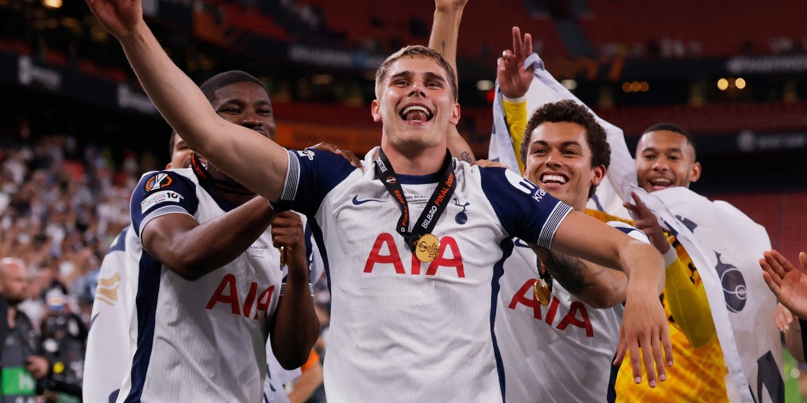 Tottenham plotting move for "elite" £18m defender who van de Ven knows well